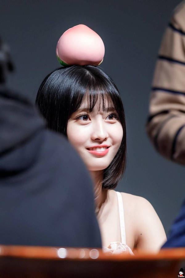 Hirai Momo Bakgrunnsbildet