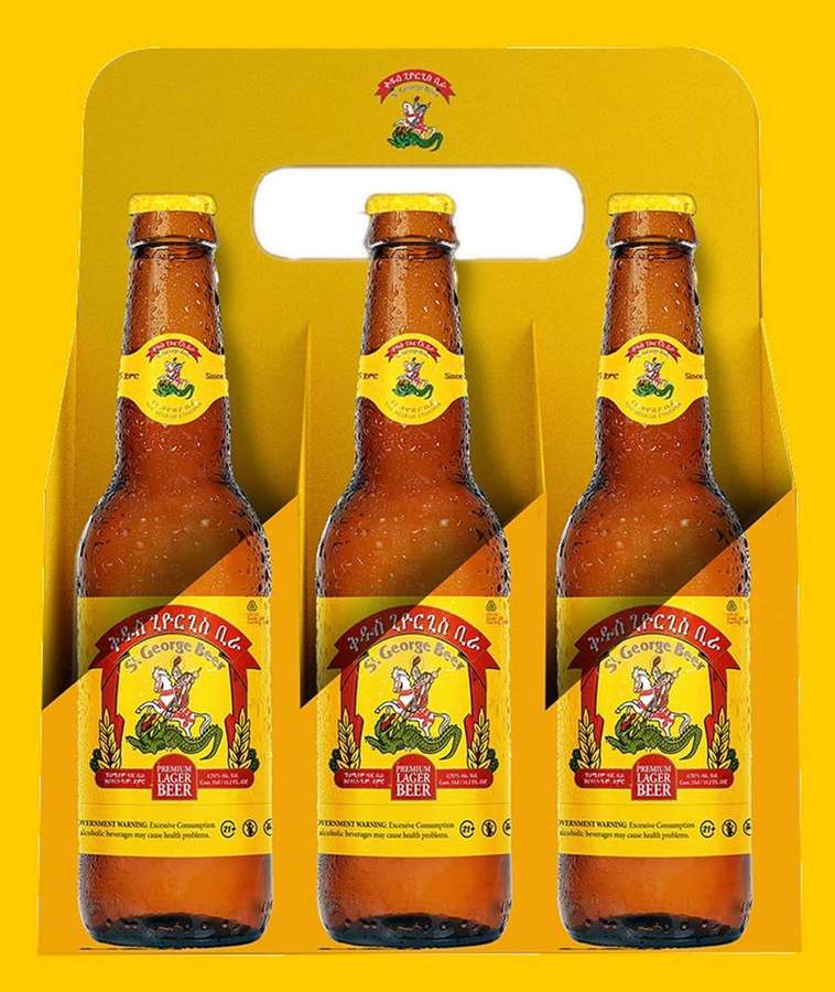 Drei gekühlte Bierflaschen in einem gelben Sechserpack-Träger mit Kondenswasser. — Hl. George Wallpaper