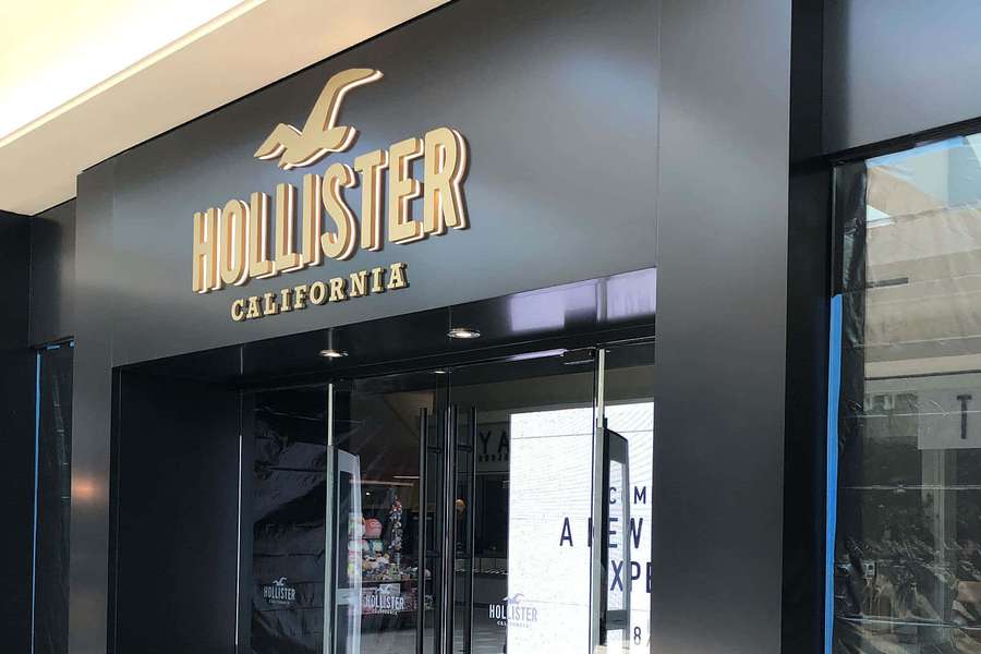 Hollister California Storefront mit Glastüren und goldener Beschriftung. — Hollister Bilder