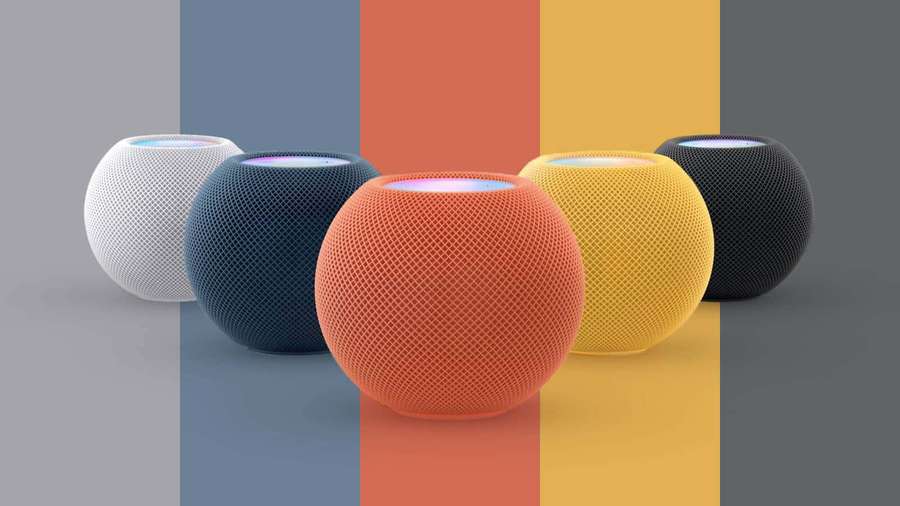 Fünf bunte runde Smart-Lautsprecher aufgereiht vor einem gestreiften Hintergrund. — Homepod Wallpaper