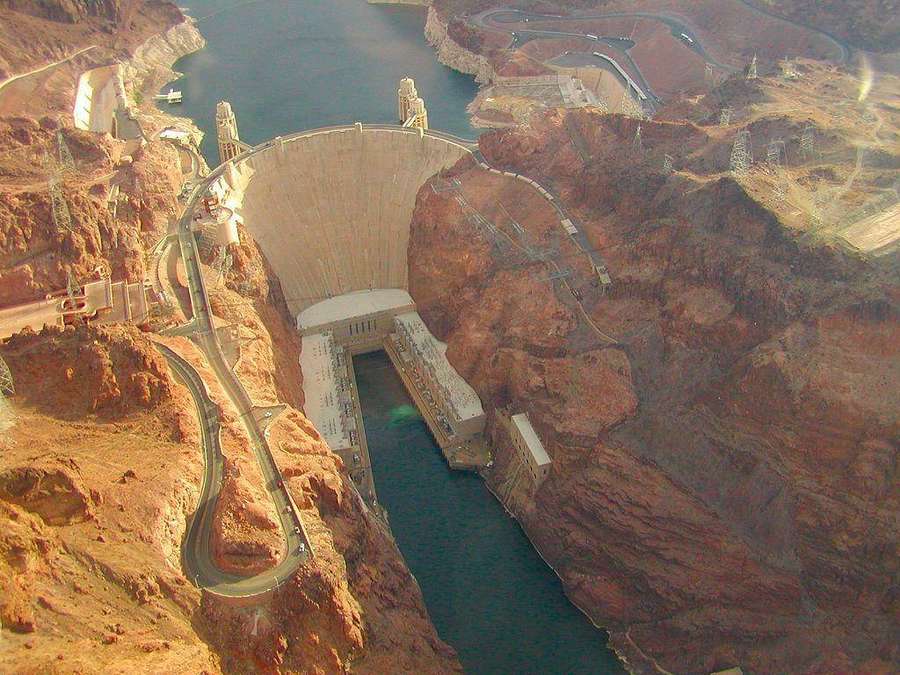 Hoover Dam in a canyon with winding roads and blue water — Hoover Dam Wallpaper