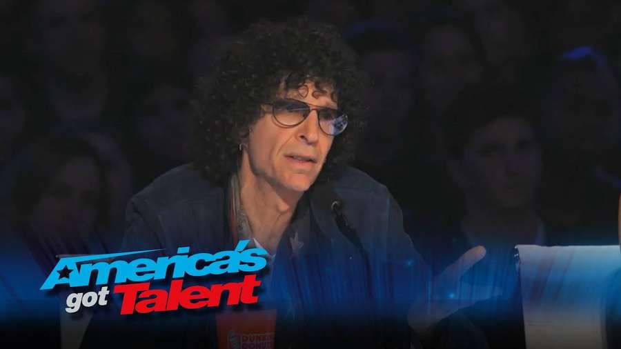 Richter auf der America's Got Talent-Bühne spricht in ein Mikrofon. — Howard Stern Bilder