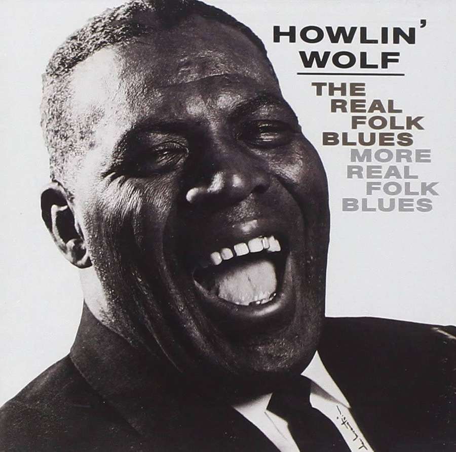 Howlin' Wolf lacht mit herausgestreckter Zunge in einem schwarz-weißen Porträt. — Howlin Wolf Bilder