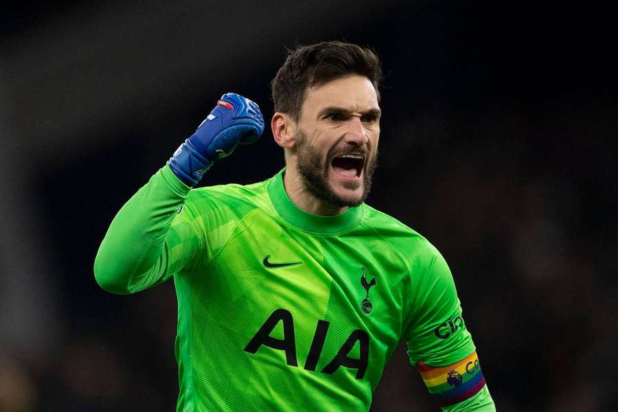 Soccer goalkeeper celebrating victory with raised fist wearing green jersey. — Hugo lloris Wallpaper