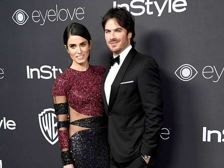 Un hombre y una mujer con atuendo formal posando juntos en un evento mediático. — Ian Fondos de pantalla