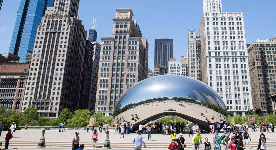 Escultura de frijol brillante que refleja el horizonte de la ciudad y las multitudes en un día soleado. — Illinois Fondos de pantalla