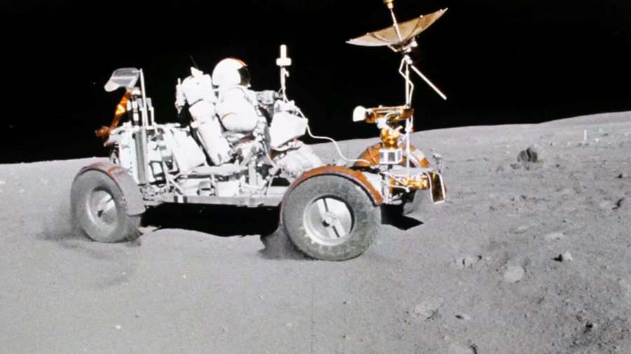 Astronauta dirige rover lunar na superfície da lua — Imagem de pouso na lua Papéis de Parede