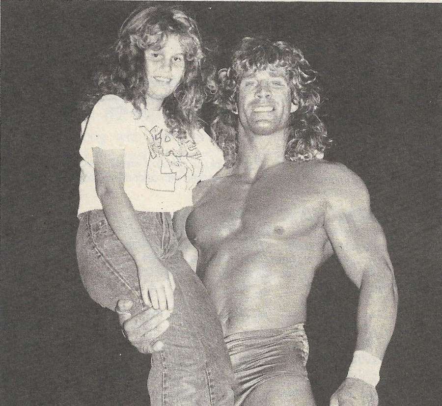 Un hombre musculoso llevando a una mujer sonriente en jeans en una foto en blanco y negro. — Imágenes de esposa Imágenes
