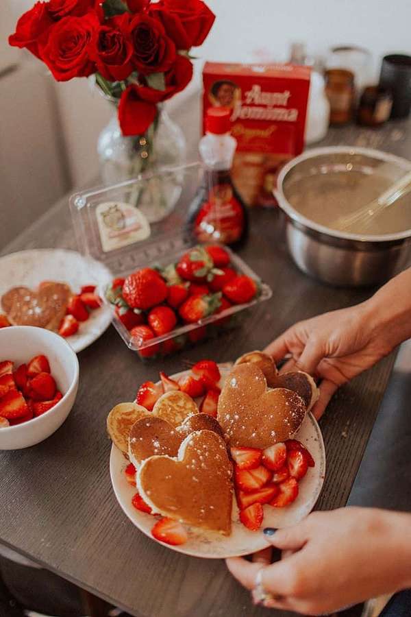 Panqueques en forma de corazón y fresas en una mesa de madera con rosas rojas. — Imágenes de Panqueques Fondos de pantalla