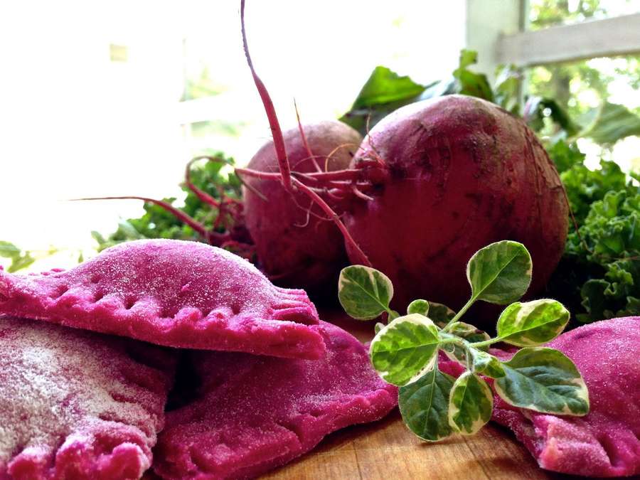 Pasteles rosas de remolacha con azúcar glas sobre tabla de madera con remolachas frescas y verduras. — Imágenes de remolacha Fondos de pantalla