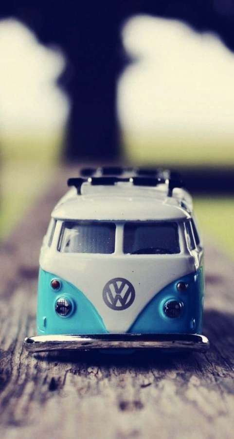 Un juguete vintage de camioneta VW azul y blanca sobre superficie de madera. — Imágenes de Van Imágenes