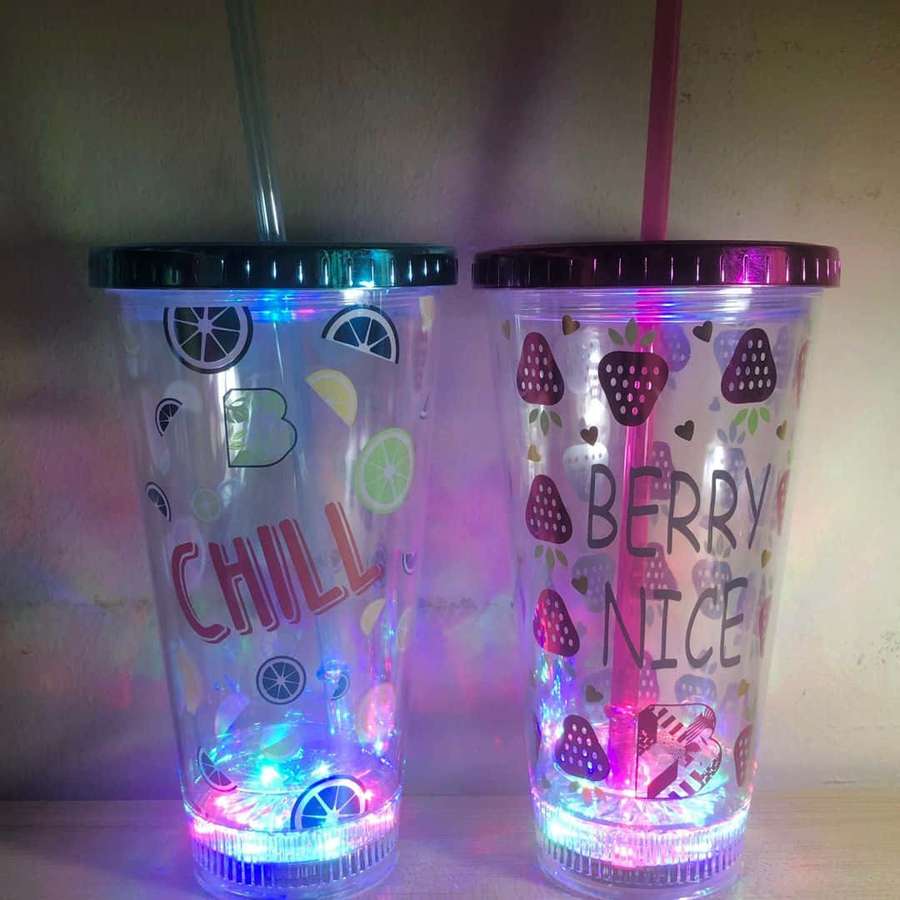 Dos vasos brillantes con diseños de frutas y texto, uno dice chill con rodajas de lima, el otro berry nice con fresas. — Imágenes Iluminadas Imágenes