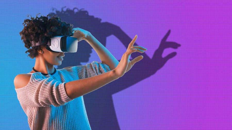 Persona con casco de realidad virtual gesticulando hacia una pared digital colorida con una sombra proyectada detrás. — Imágenes vr Imágenes