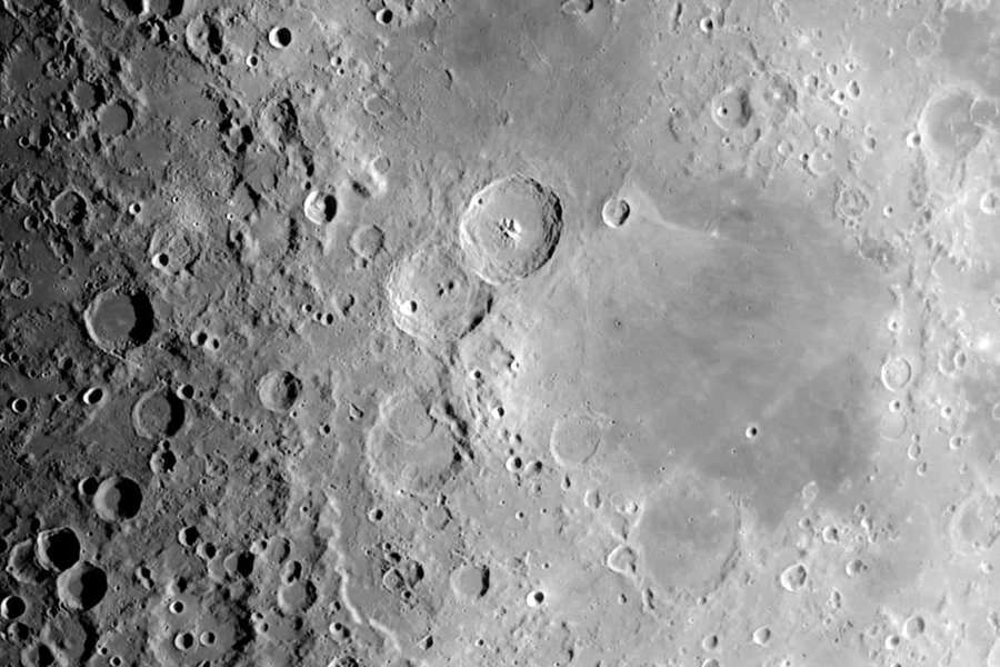Superfície lunar cinza com crateras, sombras e texturas variadas. — Imagens da superfície da lua Fotos