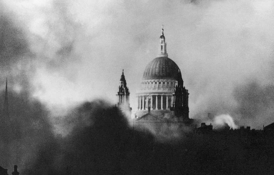 Catedral de São Paulo parcialmente obscurecida pela fumaça em uma foto de guerra em preto e branco. — Imagens de Bishop Papéis de Parede