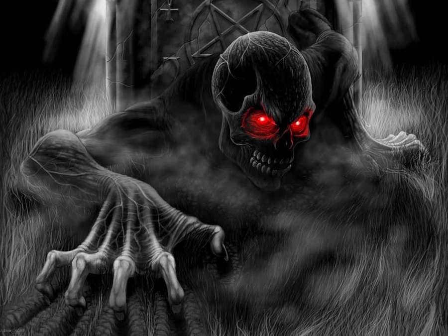 Demônio de olhos vermelhos brilhantes emergindo da grama escura em uma cena de terror. — Imagens de caveiras Papéis de Parede