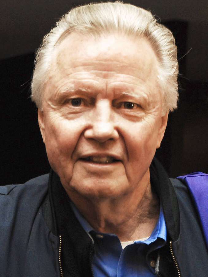 Um idoso com cabelo branco usando uma jaqueta e camisa azuis. — Imagens de Jon Voight Papéis de Parede