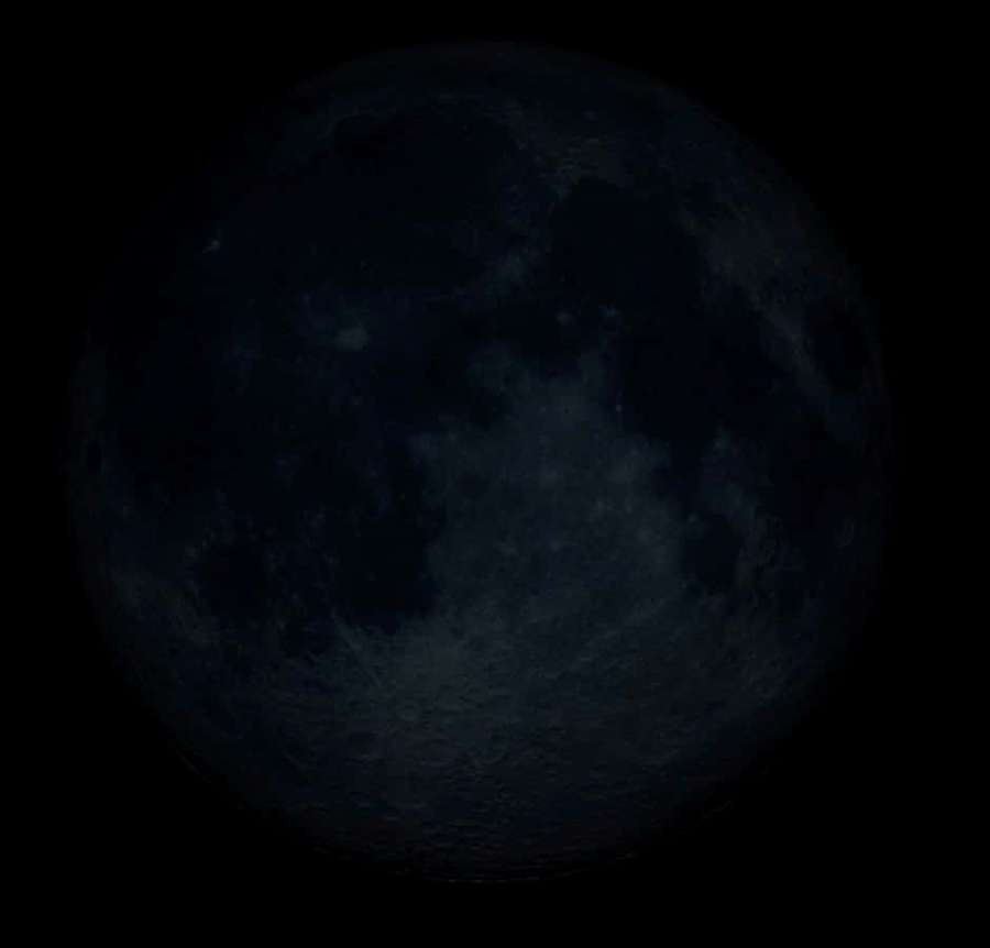 Uma lua azul escura com crateras contra um céu negro. — Imagens de Lua Nova Fotos
