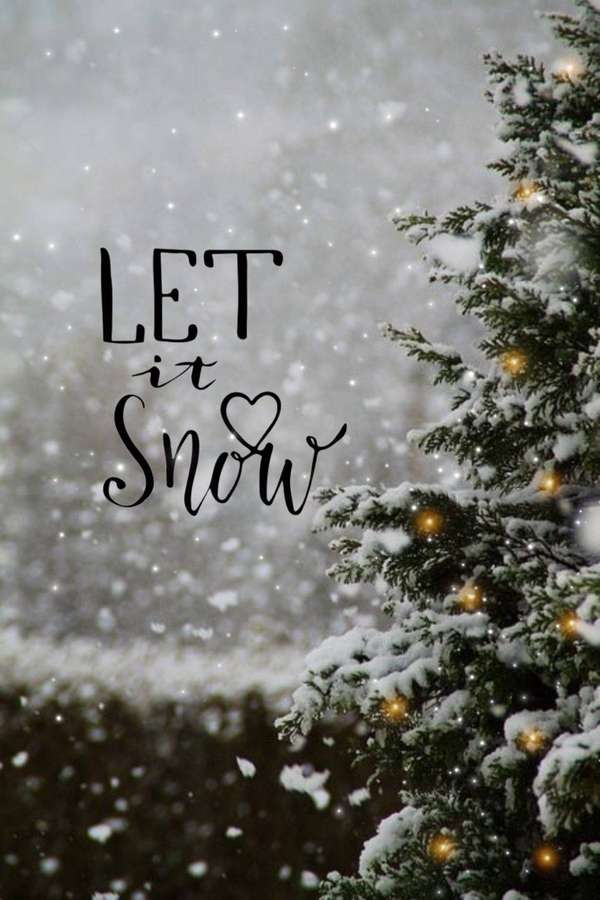 Pinheiro coberto de neve com luzes brilhantes e texto 'let it snow'. — Imagens de Natal com neve Papéis de Parede