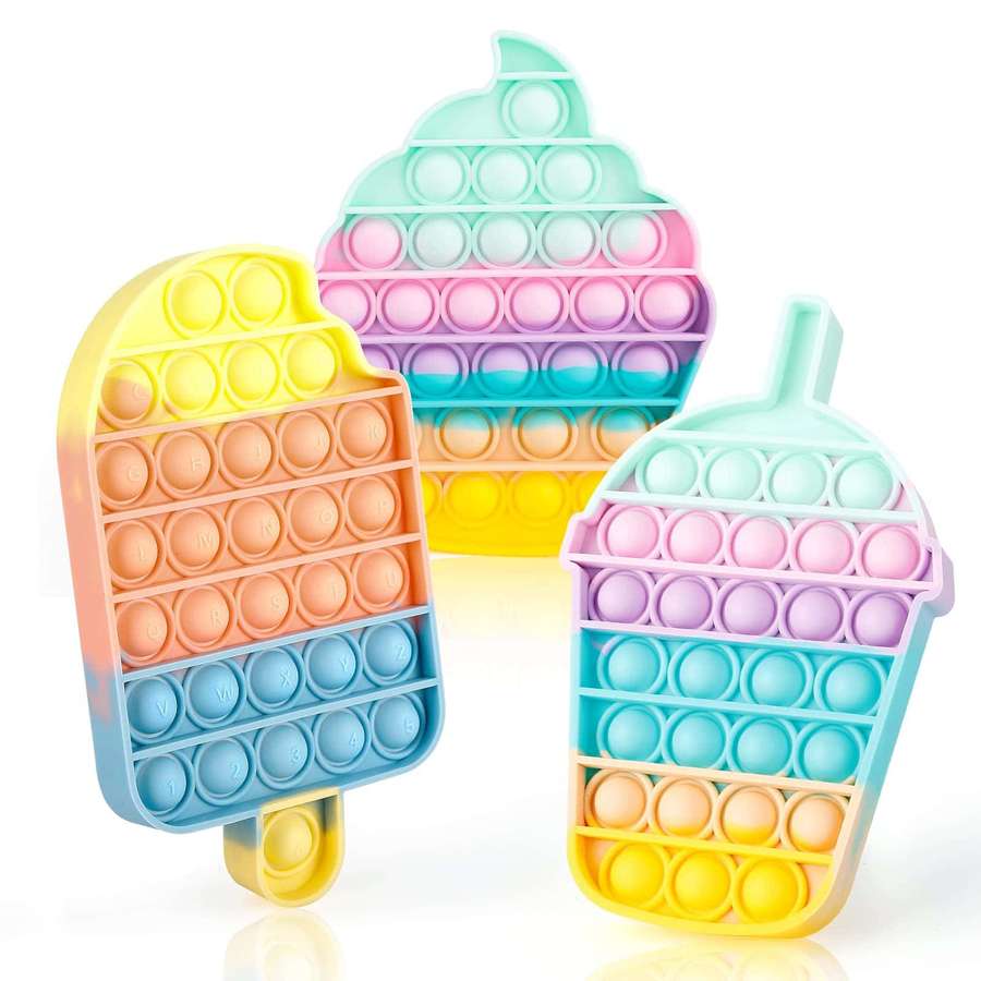 Três brinquedos pop-it coloridos em arco-íris em forma de sorvete e picolés. — Imagens de Pop It Fotos
