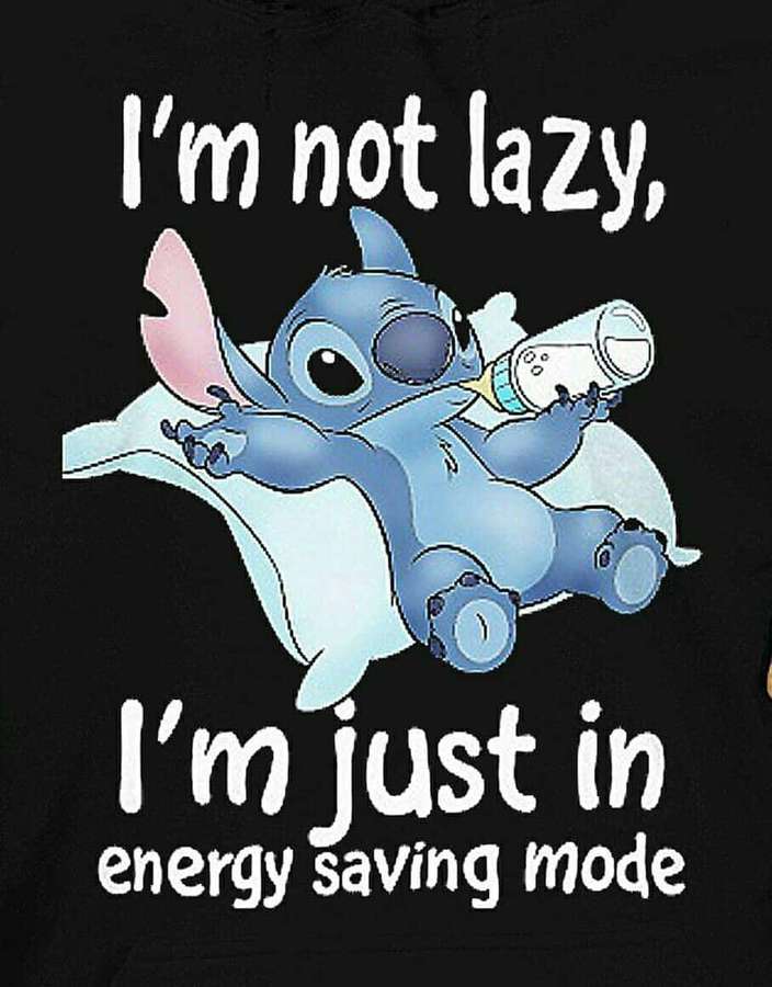 Stitch descansando em um travesseiro bebendo de uma garrafa com texto dizendo que ele está no modo de economia de energia. — Imagens engraçadas da Disney Fotos