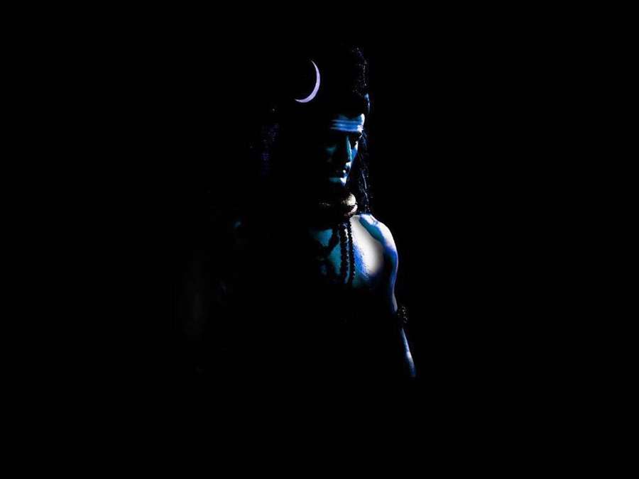 Figura mística com adereço de lua crescente brilhando em luz azul escura. — Imagens escondidas Papéis de Parede