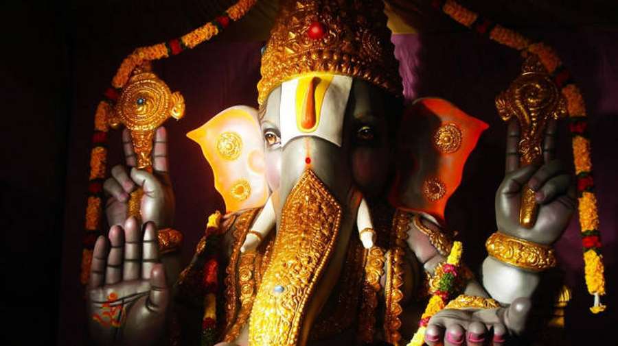 Gylden statue af den hinduistiske guddom Ganesha med elefanthoved og udsmykkede smykker. — Indian Gods Wallpapers