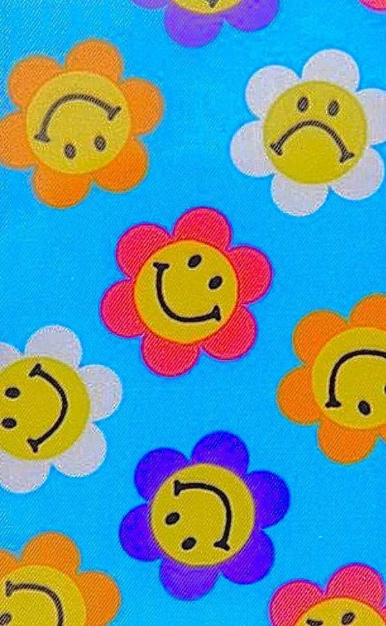 Bunte lächelnde und finstere Blumengesichter auf einem blauen Stoffhintergrund. — Indie telefon Wallpaper