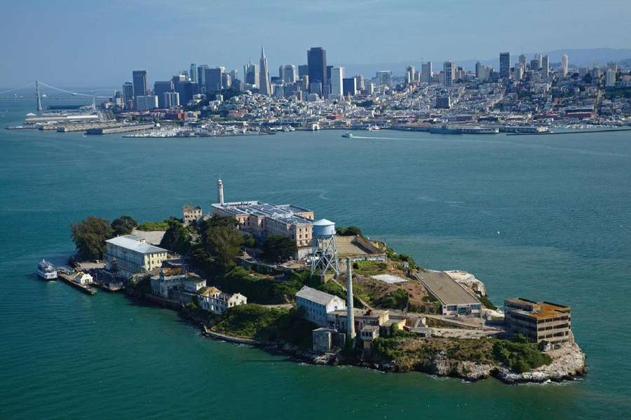 Alcatraz-Inselgefängnis mit Skyline von San Francisco und Buchtbrücke im Hintergrund. — Innenstadt Wallpaper