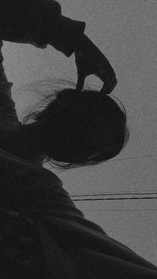 Die Silhouette einer Person berührt ihren Kopf vor einem körnigen Himmel mit Stromleitungen. — Instagram profil Wallpaper