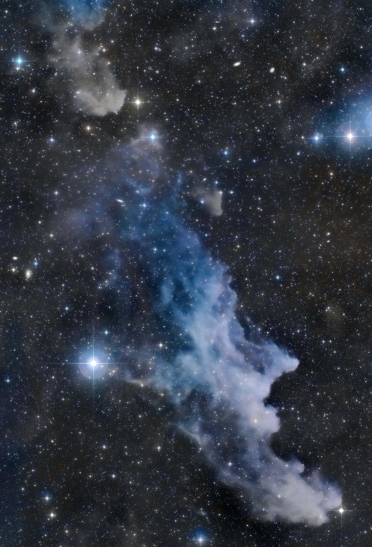 En blå og hvit tåke svever blant utallige stjerner i dype rommet. — Interstellar sky Bakgrunner