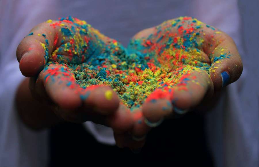Kädet kehtovat värikkään jauhepurkauksen juhlavassa juhlinnassa. — Intia Holi Taustakuvat