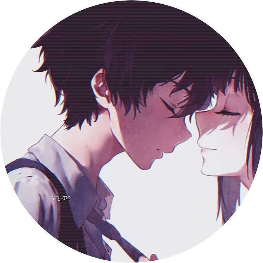 Kaksi anime-teiniä aikeissa suudella pehmeässä violetissa valossa. — Intohimoinen Taustakuvat