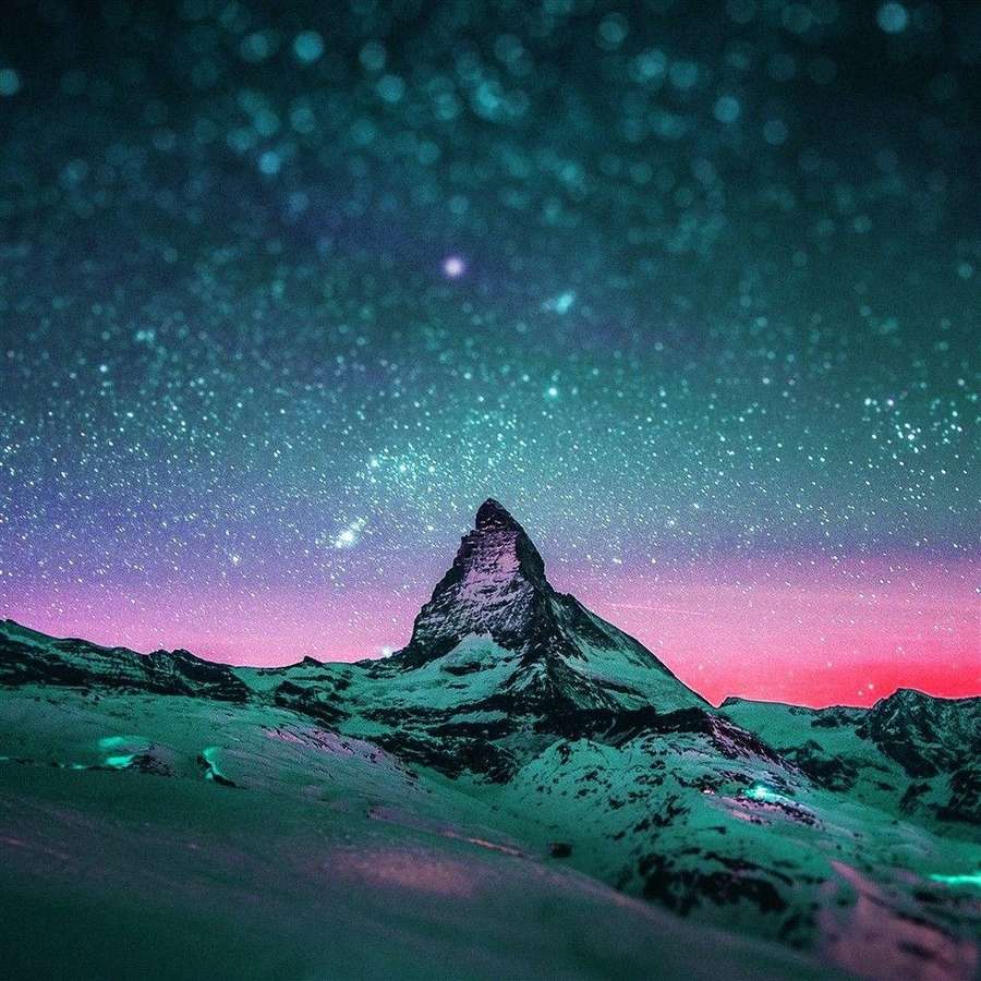 Montagna innevata sotto un cielo stellato turchese e rosa con aurore luminose. — iPad Sfondi
