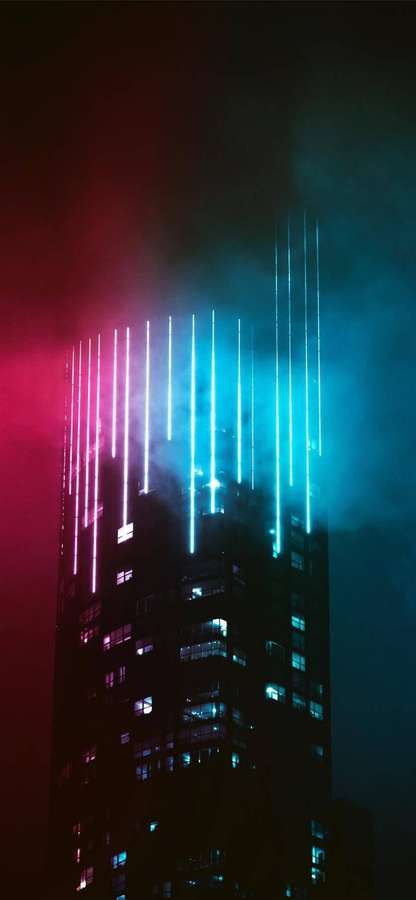 Arranha-céu imponente brilhando com luzes néon rosa e ciano à noite. — iPhone 11 estético Papéis de Parede