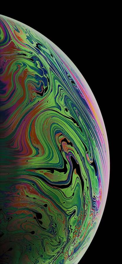 Eine farbenfrohe Seifenblase mit wirbelnden Mustern vor einem schwarzen Hintergrund. — iPhone 12 Pro Bilder