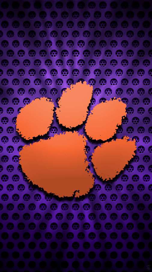 Logotipo de pata de tigre laranja em fundo de metal perfurado roxo — iPhone Clemson Papéis de Parede