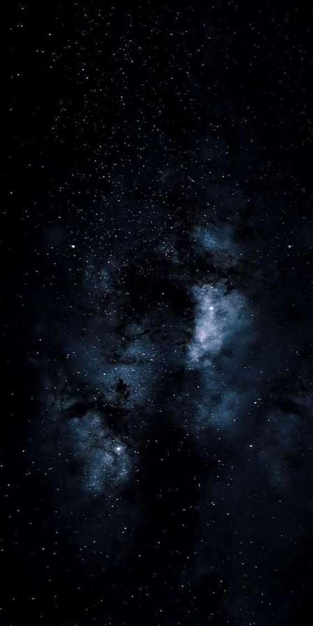 Uma nebulosa azul escura cheia de estrelas no espaço profundo — iPhone escuro Papéis de Parede