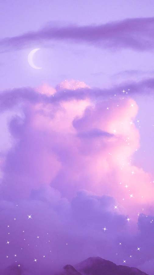 Céu roxo e rosa com lua crescente e estrelas sobre silhueta de montanha. — iPhone roxo Papéis de Parede