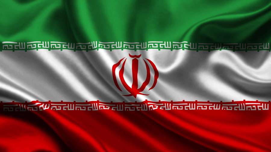 Bandeira nacional iraniana ondulando com listras verdes, brancas e vermelhas e emblema central. — Iran Papéis de Parede