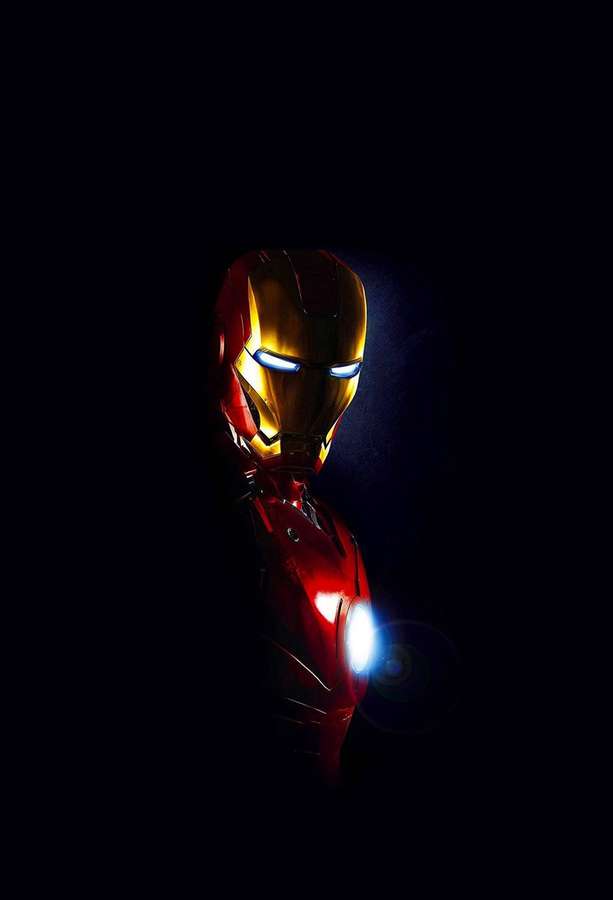 Iron Mans leuchtender Helm und Brustreaktor in der Dunkelheit — Iron Man Bilder