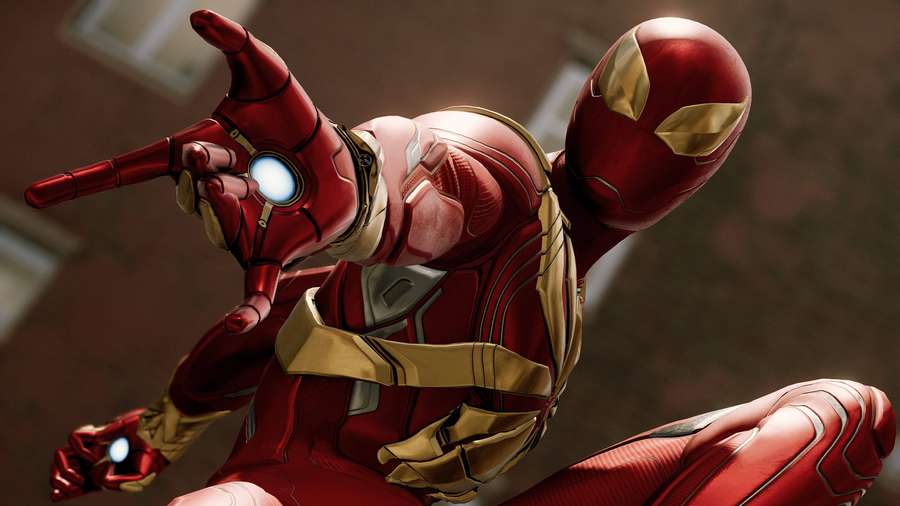 Homem de Ferro em armadura vermelha e dourada apontando com repulsores brilhantes em uma pose dinâmica. — Iron Spider Papéis de Parede