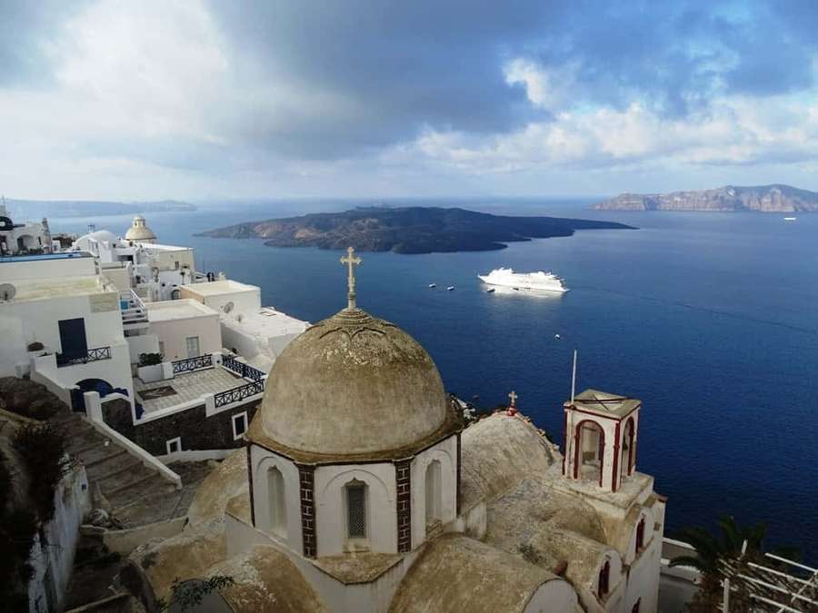 Iglesia de cúpula blanca en el acantilado con vistas al mar Egeo y crucero a lo lejos. — Isla griega Fondos de pantalla