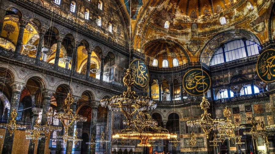 Interior de Hagia Sophia com mosaicos dourados e candelabros — Istambul Papéis de Parede