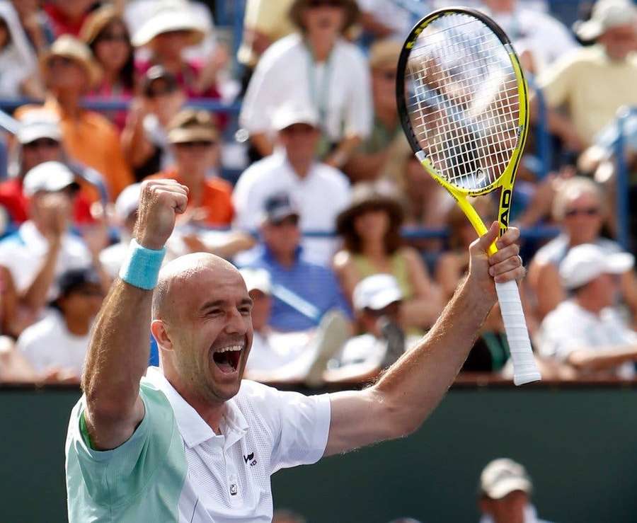 Tennisspiller jubler med ketcheren hævet efter at have vundet kampen. — Ivan Ljubicic Wallpapers