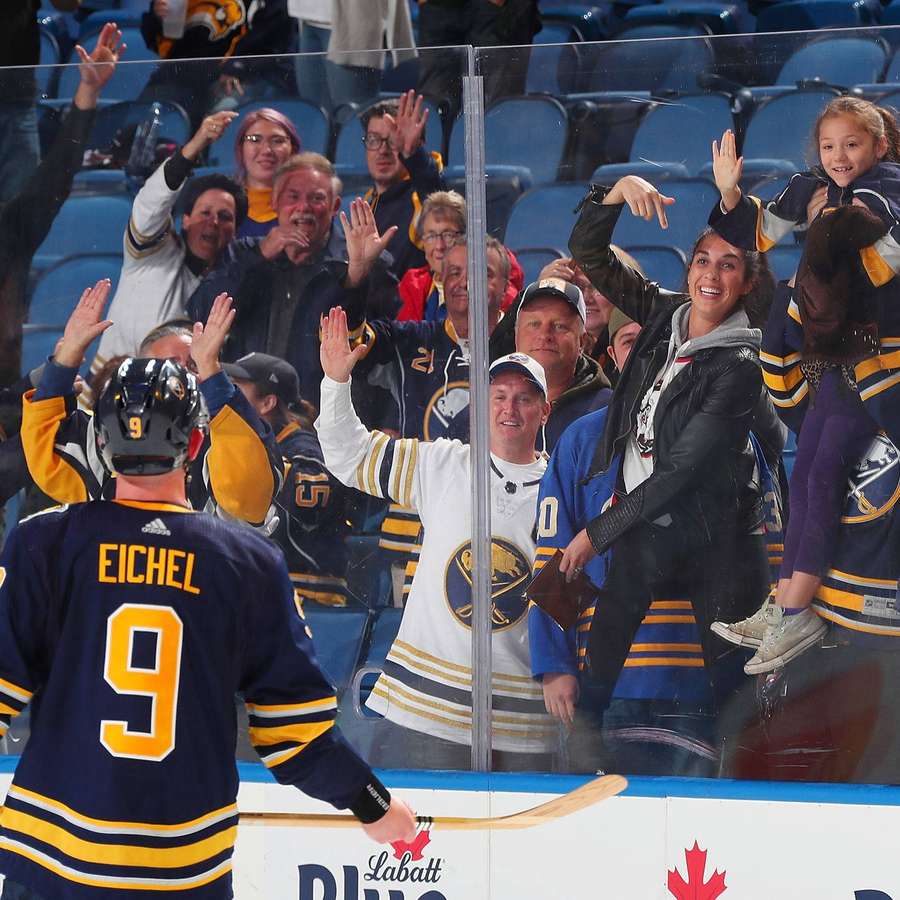 Hockeyspieler Eichel winkt Fans hinter Glas in einer Arena. — Jack Eichel Bilder