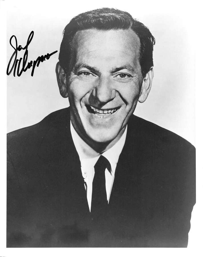 Portræt af en smilende mand i jakkesæt med signatur — Jack Klugman Wallpapers