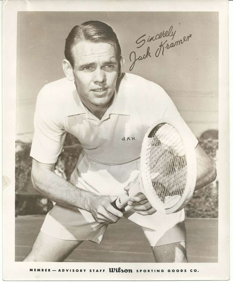 Tennisspieler Jack Kramer in Vintage-Foto mit Schläger und Signatur. — Jack Kramer Wallpaper