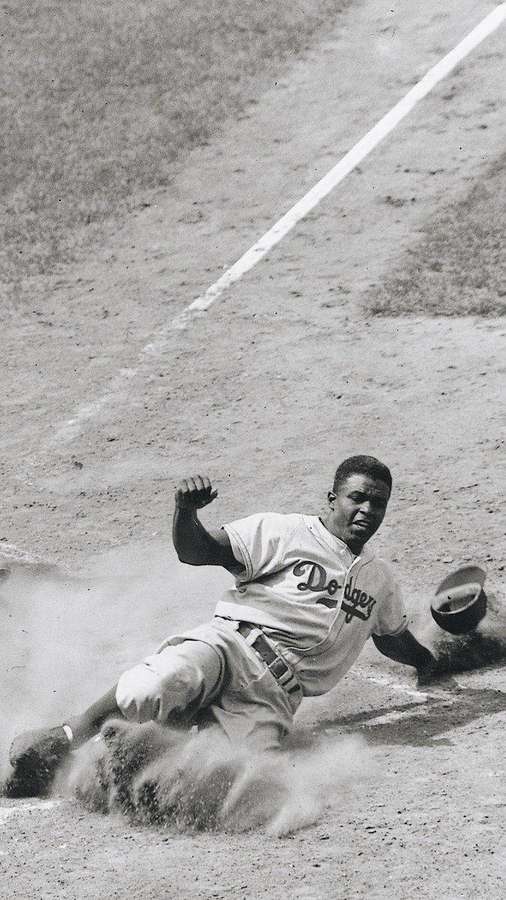 Baseballspieler rutscht in die Home Plate und wirbelt Dreck auf — Jackie Bilder