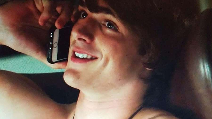 Young man smiling while talking on a phone inside a car. — Jacob elordi Wallpaper